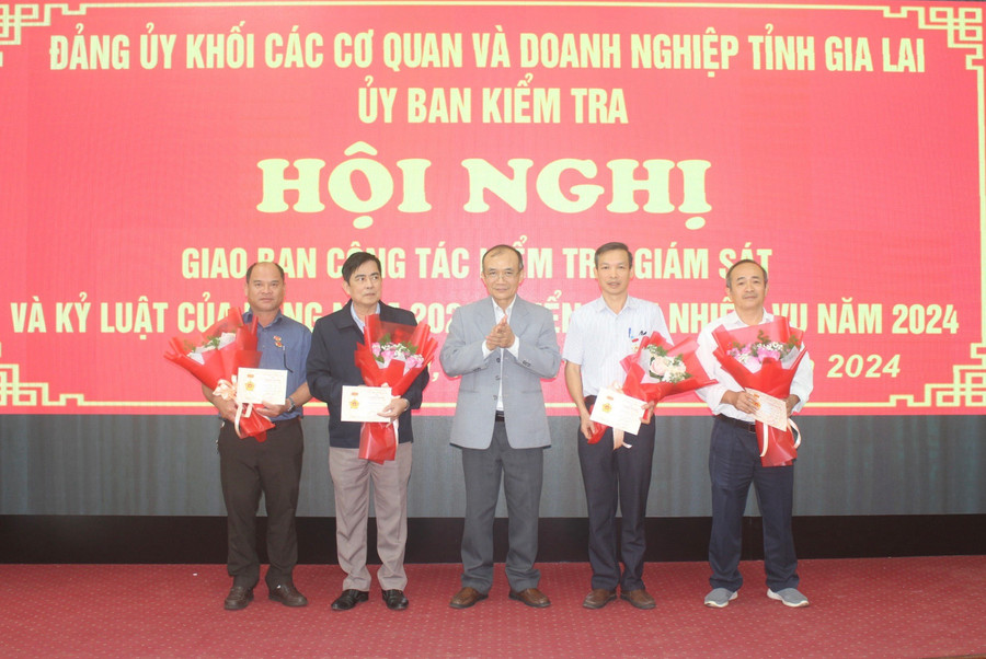 Thừa ủy nhiệm của Ủy ban Kiểm tra Trung ương, Bí thư Đảng ủy Khối Huỳnh Minh Thuận (ở giữa) trao kỷ niệm chương các cá nhân có thành tích trong sự nghiệp kiểm tra của Đảng. Ảnh: P.L Thừa ủy nhiệm của Ủy ban Kiểm tra Trung ương, Bí thư Đảng ủy Khối Huỳnh Minh Thuận (ở giữa) trao kỷ niệm chương các cá nhân có thành tích trong sự nghiệp kiểm tra của Đảng. Ảnh: P.L