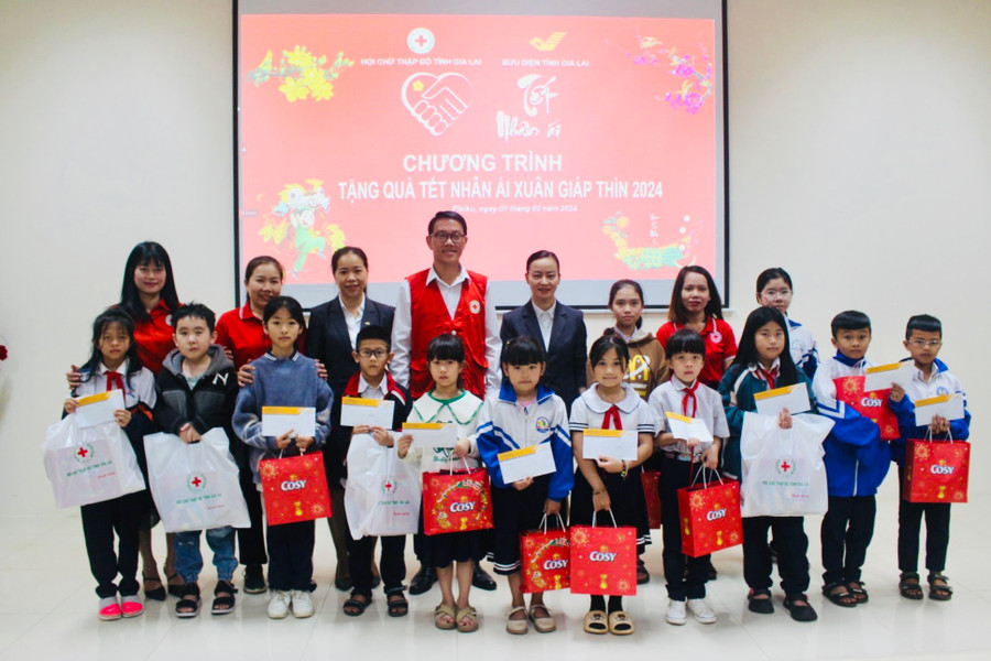 Hội Chữ thập đỏ tỉnh phối hợp cùng Bưu điện tỉnh tặng quà học sinh khó khăn. Ảnh: P.L