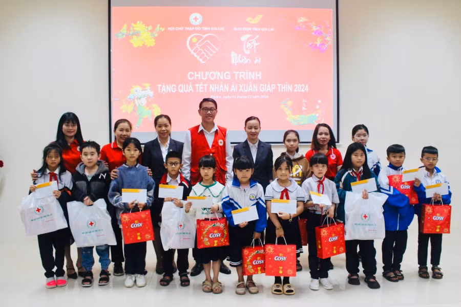 Hội Chữ thập đỏ tỉnh phối hợp cùng Bưu điện tỉnh tặng quà học sinh khó khăn. Ảnh: P.L