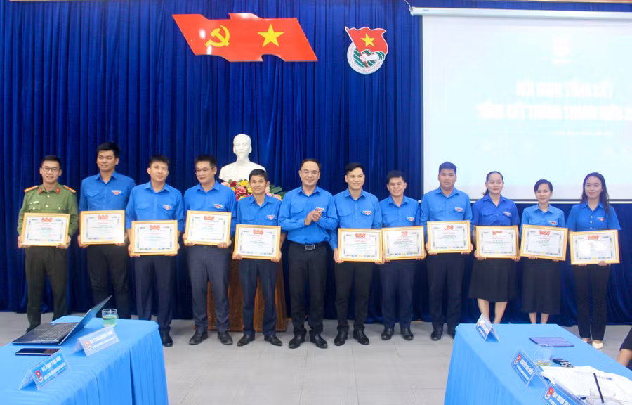 Anh Đỗ Đức Thanh (thứ 6 từ trái qua)-Phó Bí thư Tỉnh Đoàn tặng bằng khen của Ban Chấp hành Tỉnh Đoàn cho các cá nhân có thành tích xuất sắc trong Tháng Thanh niên năm 2024. Ảnh: P.L