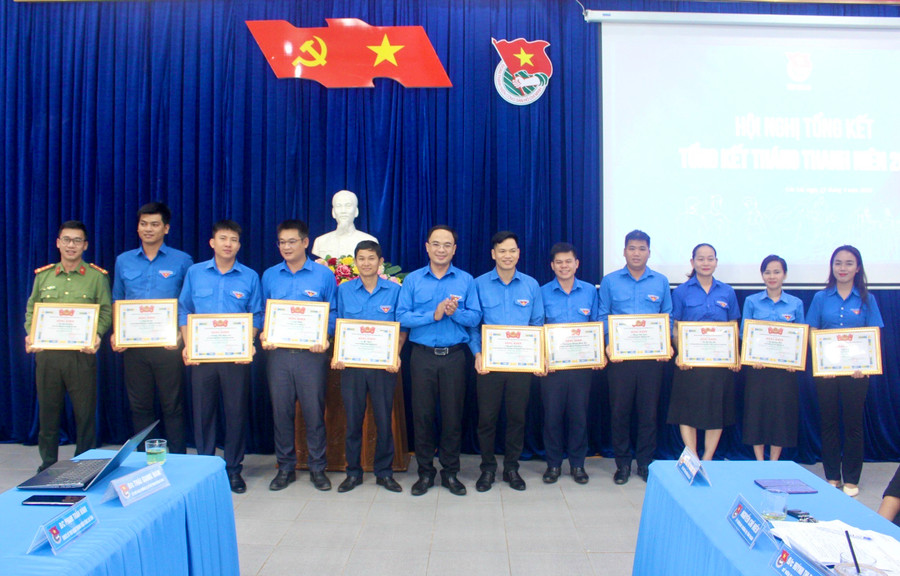 Anh Đỗ Đức Thanh (thứ 6 từ trái qua)-Phó Bí thư Tỉnh Đoàn tặng bằng khen của Ban Chấp hành Tỉnh Đoàn cho các cá nhân có thành tích xuất sắc trong Tháng Thanh niên năm 2024. Ảnh: P.L Anh Đỗ Đức Thanh (thứ 6 từ trái qua)-Phó Bí thư Tỉnh Đoàn tặng bằng khen của Ban Chấp hành Tỉnh Đoàn cho các cá nhân có thành tích xuất sắc trong Tháng Thanh niên năm 2024. Ảnh: P.L