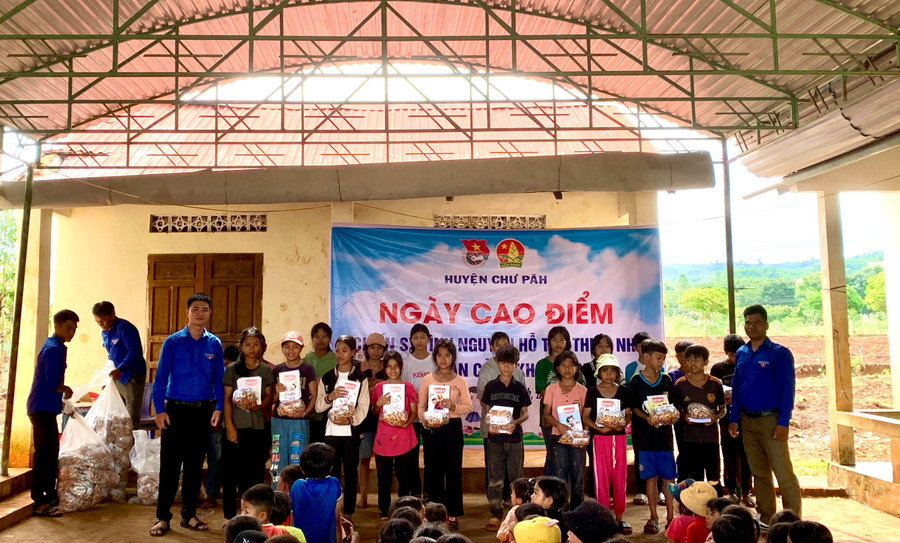 Huyện Đoàn-Hội đồng Đội huyện Chư Păh tặng vở và bánh kẹo cho thiếu nhi làng Pok (xã Ia Khươl, huyện Chư Păh). Ảnh: M.N