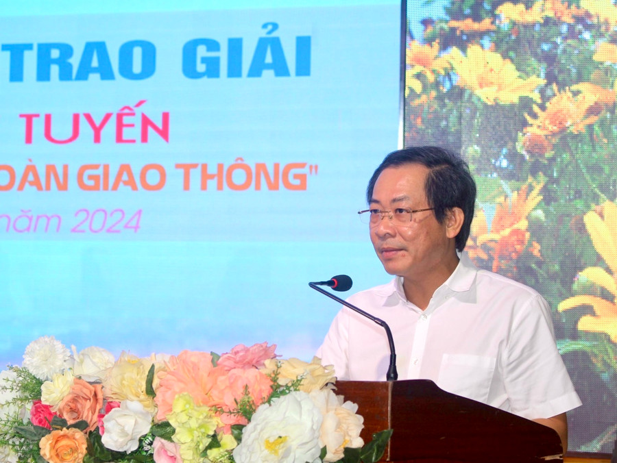 Phó Trưởng ban Thường trực Ban Tuyên giáo Tỉnh ủy Đỗ Tiến Đông phát biểu tại lễ trao giải và tổng kết cuộc thi trực tuyến “Tìm hiểu pháp luật về an toàn giao thông”. Ảnh: P.L Phó Trưởng ban Thường trực Ban Tuyên giáo Tỉnh ủy Đỗ Tiến Đông phát biểu tại lễ trao giải và tổng kết cuộc thi trực tuyến “Tìm hiểu pháp luật về an toàn giao thông”. Ảnh: P.L