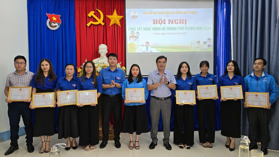 25 tập thể, cá nhân có thành tích xuất sắc trong hoạt động hè năm 2024 được nhận giấy khen của Chủ tịch UBND TP. Pleiku. Ảnh: M.N 25 tập thể, cá nhân có thành tích xuất sắc trong hoạt động hè năm 2024 được nhận giấy khen của Chủ tịch UBND TP. Pleiku. Ảnh: M.N