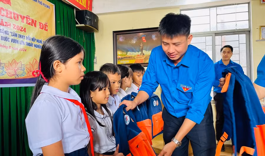 Anh Thái Giang Nam-Bí thư Thành Đoàn Pleiku tặng quà thiếu nhi xã Tân Sơn (TP. Pleiku). Ảnh: M.N
