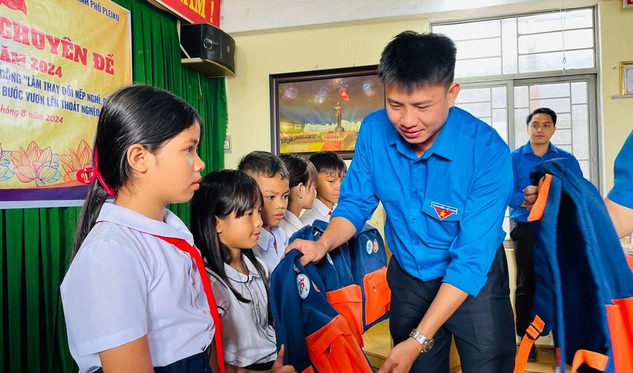 Anh Thái Giang Nam-Bí thư Thành Đoàn Pleiku tặng quà thiếu nhi xã Tân Sơn (TP. Pleiku). Ảnh: M.N Anh Thái Giang Nam-Bí thư Thành Đoàn Pleiku tặng quà thiếu nhi xã Tân Sơn (TP. Pleiku). Ảnh: M.N