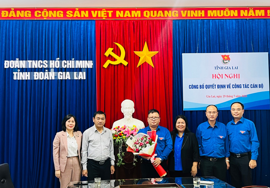 Lãnh đạo Ban Tổ chức Tỉnh ủy, Ban Dân vận Tỉnh ủy cùng Thường trực Tỉnh Đoàn tặng hoa chúc mừng tân Phó Bí thư Tỉnh Đoàn Nguyễn Chí Hiếu (thứ 3 từ trái sang). Ảnh: P.L Lãnh đạo Ban Tổ chức Tỉnh ủy, Ban Dân vận Tỉnh ủy cùng Thường trực Tỉnh Đoàn tặng hoa chúc mừng tân Phó Bí thư Tỉnh Đoàn Nguyễn Chí Hiếu (thứ 3 từ trái sang). Ảnh: P.L