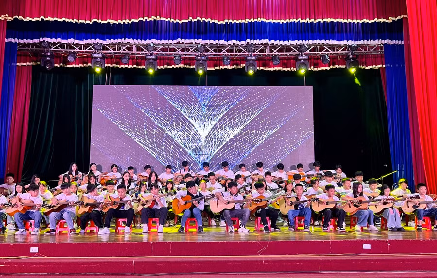 Tiết mục hòa tấu guitar do Câu lạc bộ Guitar Thầy và trò biểu diễn. Ảnh: P.L Tiết mục hòa tấu guitar do Câu lạc bộ Guitar Thầy và trò biểu diễn. Ảnh: P.L