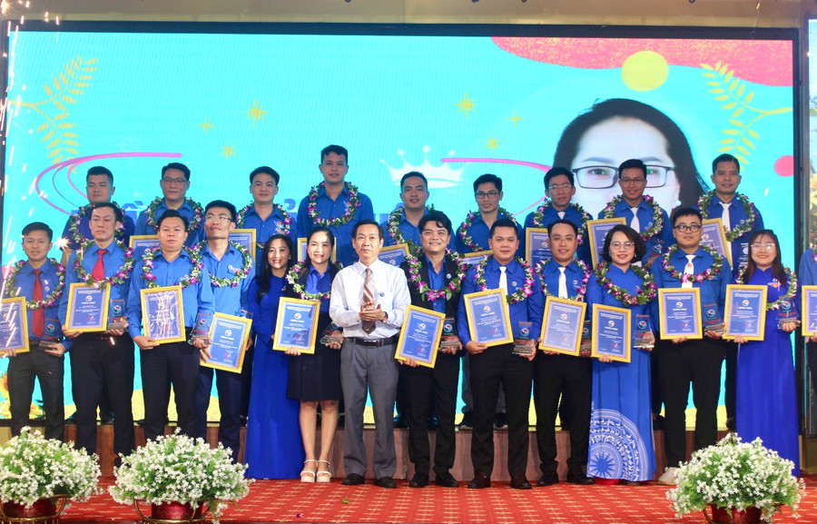 Phó Bí thư Đảng ủy Khối các Cơ quan và Doanh nghiệp tỉnh Gia Lai Huỳnh Tấn Đoan (hàng trước, ở giữa) và Bí thư Đoàn khối Huỳnh Thị Lệ Bích (hàng trước) trao giấy chứng nhận Thanh niên tiên tiến làm theo lời Bác cho các cá nhân. Ảnh: P.L Phó Bí thư Đảng ủy Khối các Cơ quan và Doanh nghiệp tỉnh Gia Lai Huỳnh Tấn Đoan (hàng trước, ở giữa) và Bí thư Đoàn khối Huỳnh Thị Lệ Bích (hàng trước) trao giấy chứng nhận Thanh niên tiên tiến làm theo lời Bác cho các cá nhân. Ảnh: P.L