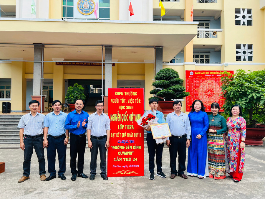 Lãnh đạo Sở Giáo dục và Đào tạo, Tỉnh Đoàn, Trường THPT chuyên Hùng Vương biểu dương, khen thưởng em Nguyễn Quốc Nhật Minh (thứ 5 từ phải sang). Ảnh: P.L Lãnh đạo Sở Giáo dục và Đào tạo, Tỉnh Đoàn, Trường THPT chuyên Hùng Vương biểu dương, khen thưởng em Nguyễn Quốc Nhật Minh (thứ 5 từ phải sang). Ảnh: P.L