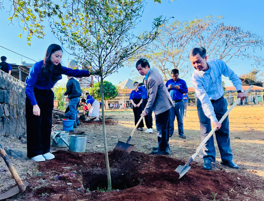 Các đại biểu trồng cây xanh tại Trường Phổ thông Dân tộc Nội trú tỉnh. Ảnh: P.L