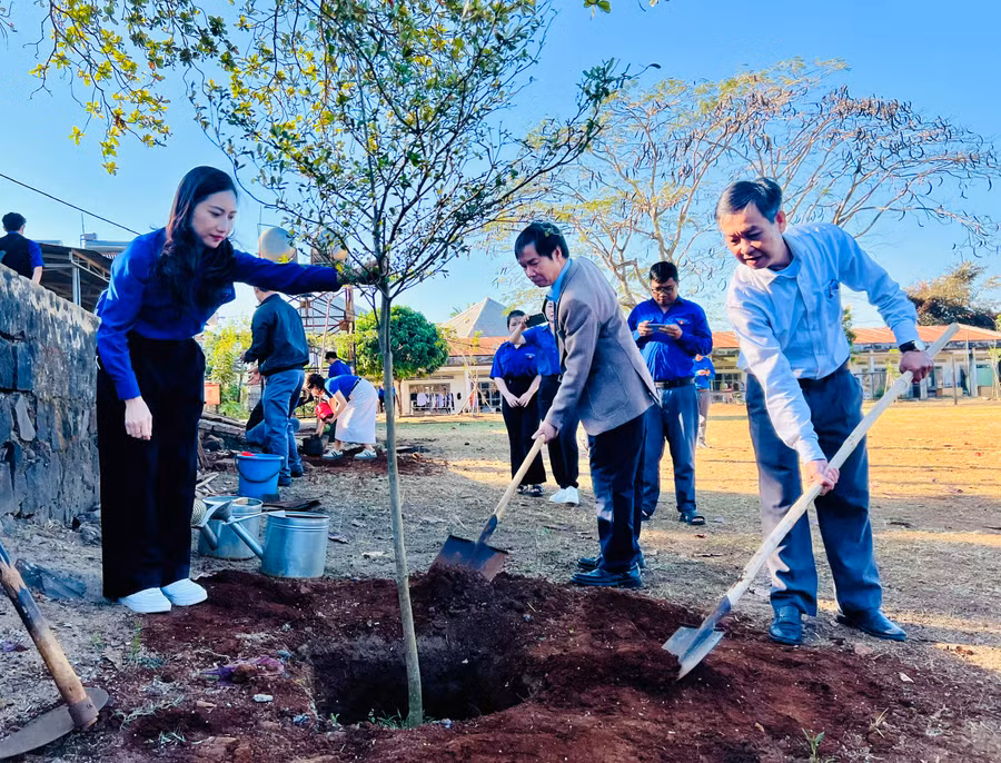 Các đại biểu trồng cây xanh tại Trường Phổ thông Dân tộc Nội trú tỉnh. Ảnh: P.L