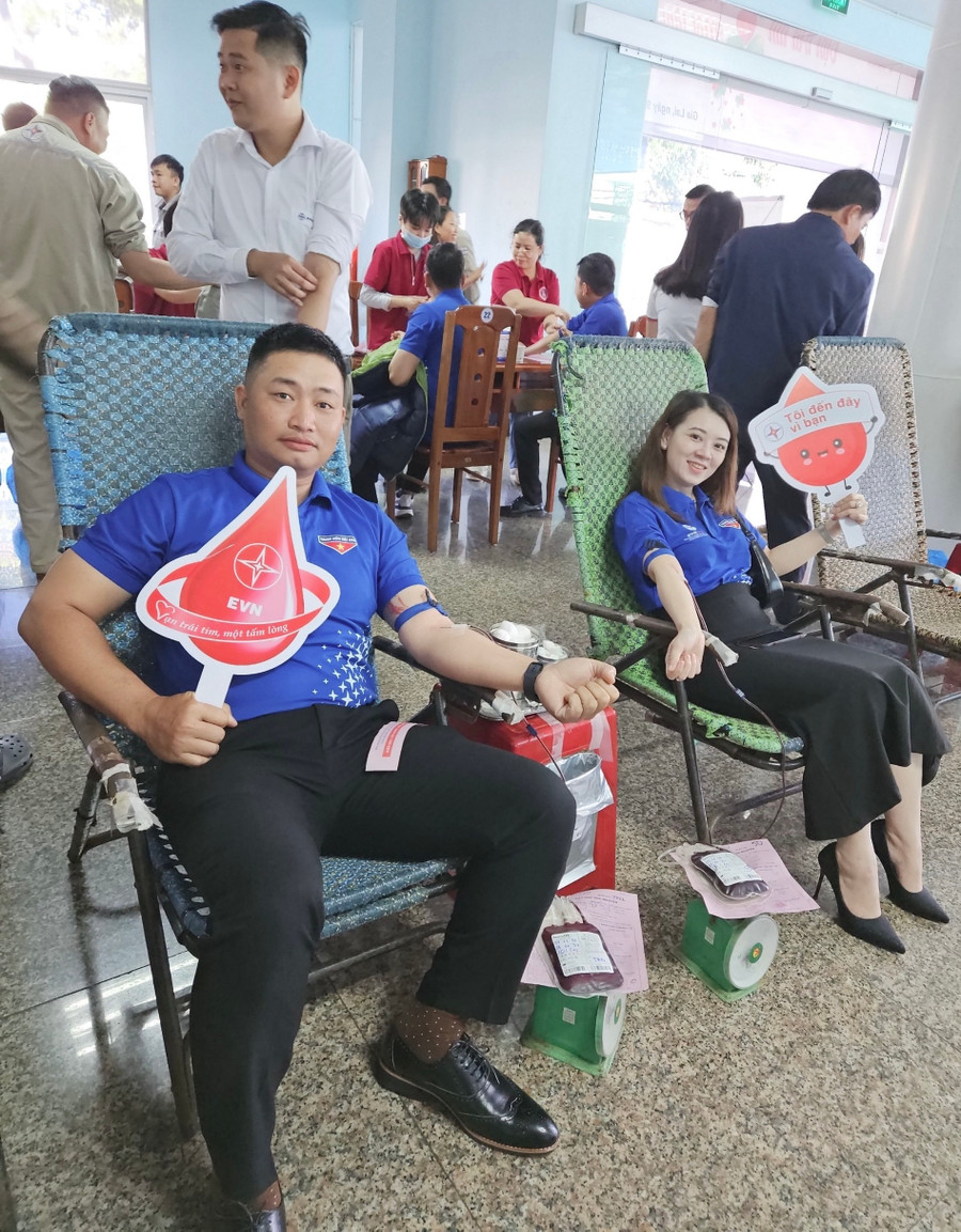 Anh Võ Thành Đạt (bìa trái) tích cực hiến máu tình nguyện. Ảnh: M.N