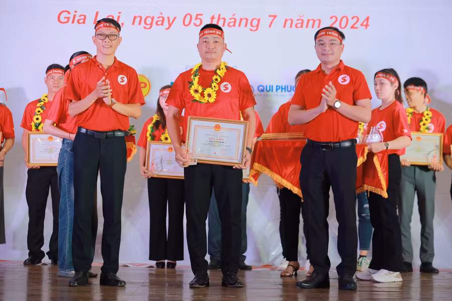 Anh Võ Thành Đạt (ở giữa) nhận giấy khen của Ban Chỉ đạo vận động hiến máu tình nguyện tỉnh Gia Lai vì có 26 lần hiến máu. Ảnh: M.N