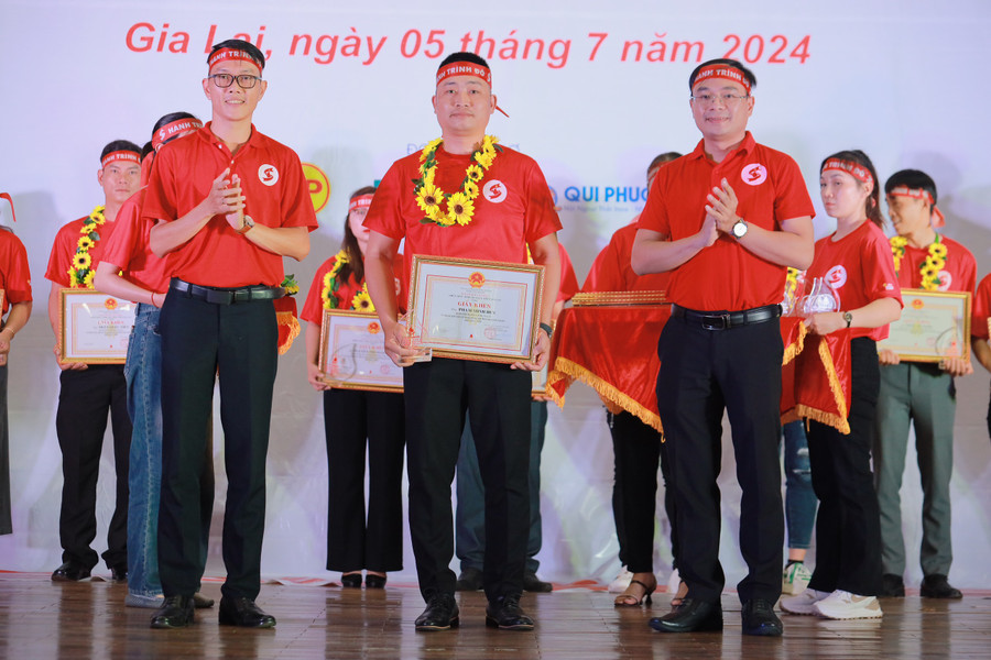 Anh Võ Thành Đạt (ở giữa) nhận giấy khen của Ban Chỉ đạo vận động hiến máu tình nguyện tỉnh Gia Lai vì có 26 lần hiến máu. Ảnh: M.N