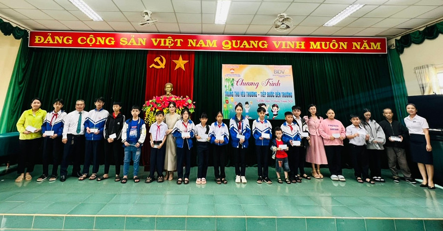 Các đơn vị trao tặng học bổng cho thiếu nhi phường Yên Đỗ. Ảnh: A.T Các đơn vị trao tặng học bổng cho thiếu nhi phường Yên Đỗ. Ảnh: A.T