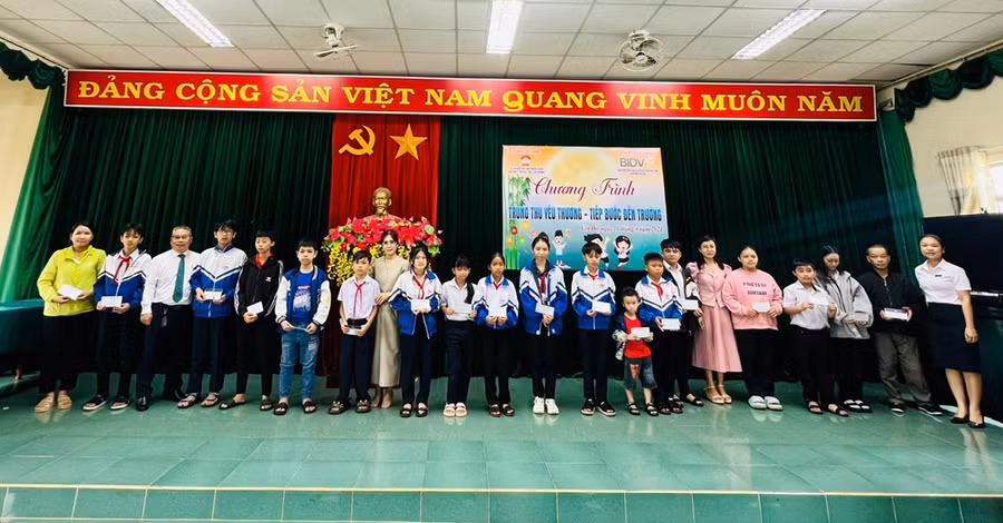 Các đơn vị trao tặng học bổng cho thiếu nhi phường Yên Đỗ. Ảnh: A.T