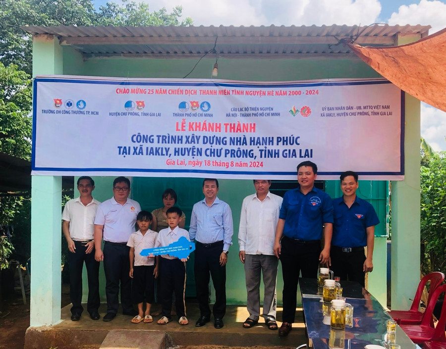 Các đơn vị bàn giao "Ngôi nhà hạnh phúc" cho em Rơ Mah Nghĩa. Ảnh: Kpă Thân