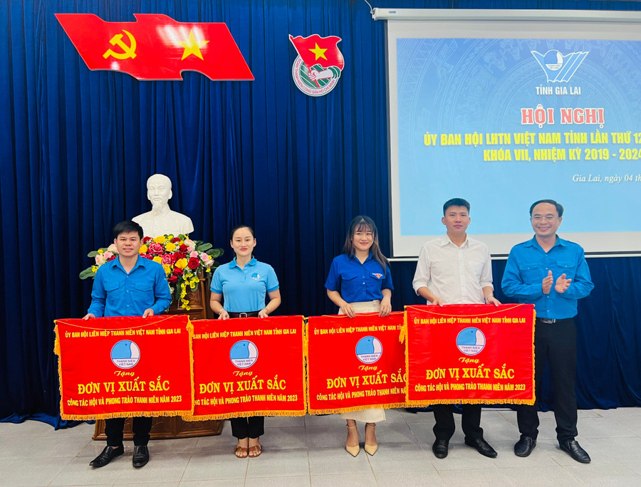 Anh Đỗ Đức Thanh (bìa phải)-Phó Bí thư Tỉnh Đoàn, Chủ tịch Hội LHTN Việt Nam tỉnh trao cờ đơn vị xuất sắc cho các tập thể. Ảnh: P.L Anh Đỗ Đức Thanh (bìa phải)-Phó Bí thư Tỉnh Đoàn, Chủ tịch Hội LHTN Việt Nam tỉnh trao cờ đơn vị xuất sắc cho các tập thể. Ảnh: P.L