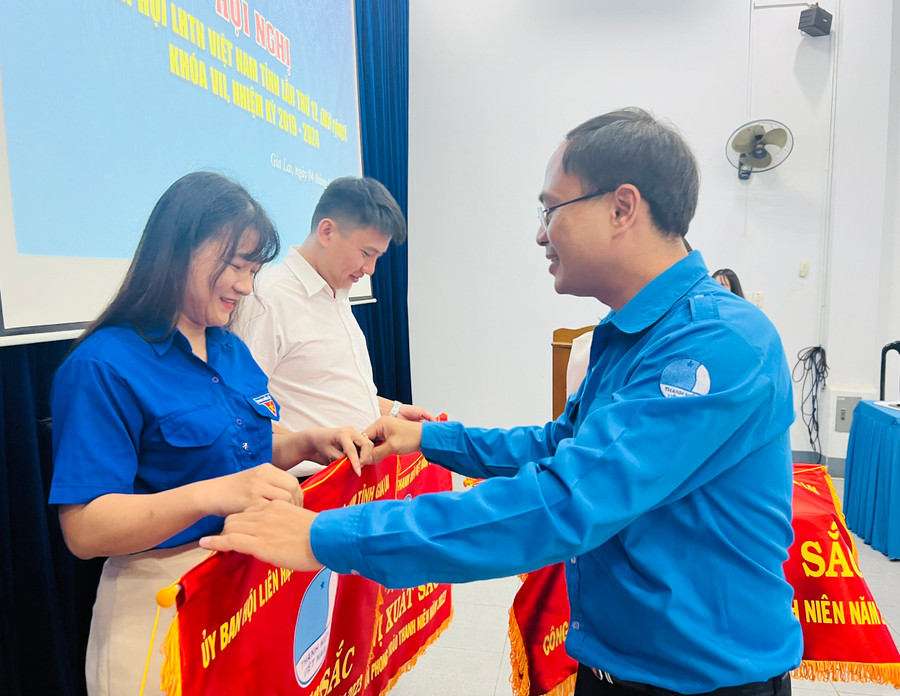 Anh Đỗ Đức Thanh-Phó Bí thư Tỉnh Đoàn, Chủ tịch Hội LHTN Việt Nam tỉnh tặng cờ thi đua đơn vị xuất sắc cho các tập thể. Ảnh: P.L Anh Đỗ Đức Thanh-Phó Bí thư Tỉnh Đoàn, Chủ tịch Hội LHTN Việt Nam tỉnh tặng cờ thi đua đơn vị xuất sắc cho các tập thể. Ảnh: P.L