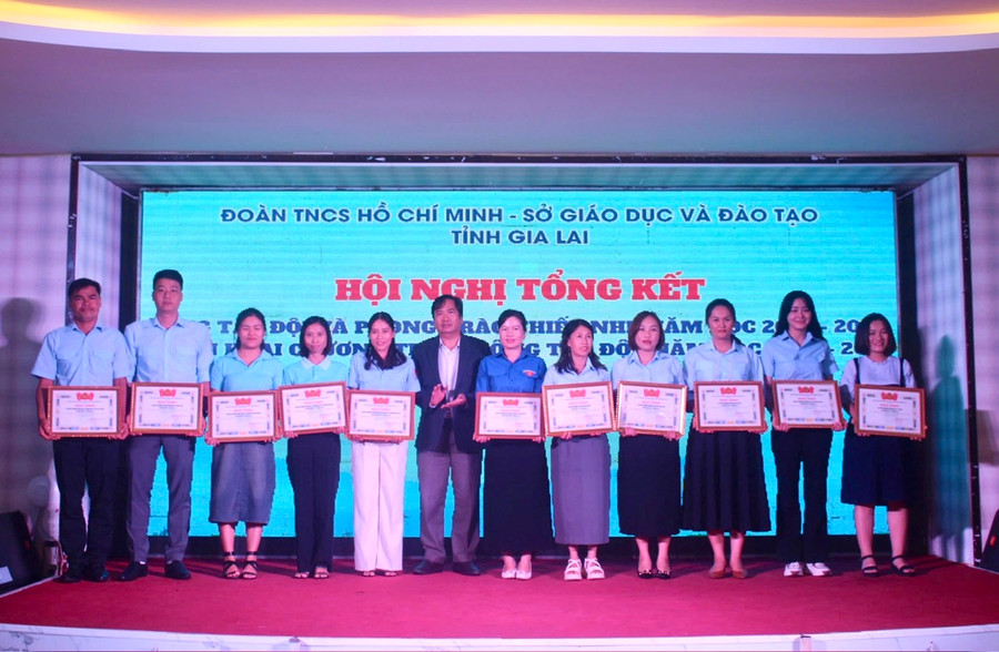 Ông Trần Bá Công (thứ 6 từ trái sang)-Phó Giám đốc Sở Giáo dục và Đào tạo trao bằng khen cho các tập thể có thành tích xuất sắc trong công tác Đội và phong trào thiếu nhi. Ảnh: M.N Ông Trần Bá Công (thứ 6 từ trái sang)-Phó Giám đốc Sở Giáo dục và Đào tạo trao bằng khen cho các tập thể có thành tích xuất sắc trong công tác Đội và phong trào thiếu nhi. Ảnh: M.N