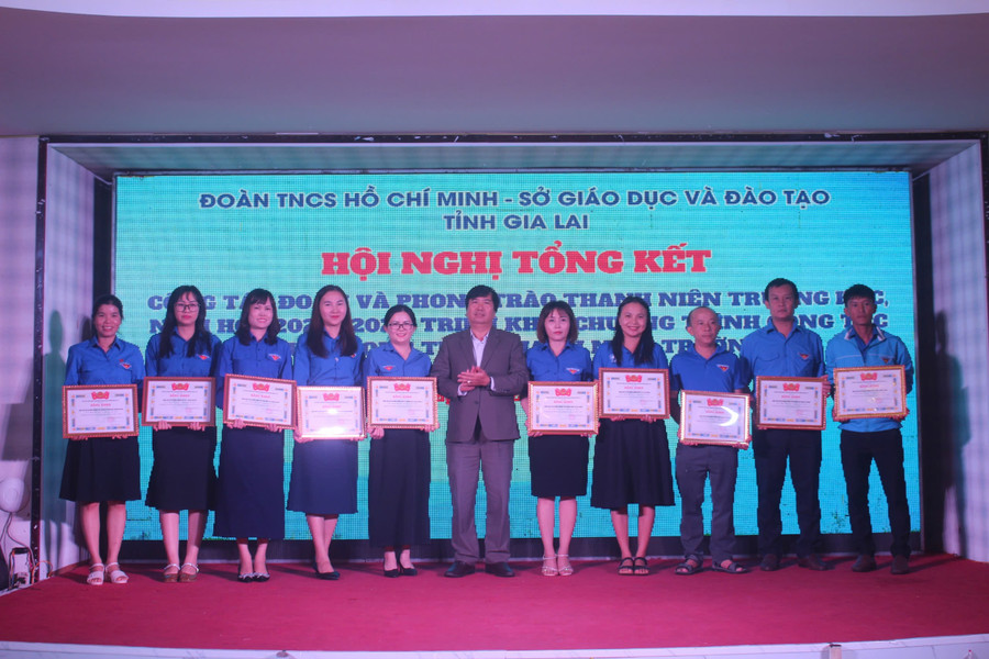 Ông Trần Bá Công (ở giữa)-Phó Giám đốc Sở Giáo dục và Đào tạo tỉnh tặng bằng khen của Ban Chấp hành Tỉnh Đoàn cho các tập thể có thành tích xuất sắc trong công tác Đoàn. Ảnh: P.L Ông Trần Bá Công (ở giữa)-Phó Giám đốc Sở Giáo dục và Đào tạo tỉnh tặng bằng khen của Ban Chấp hành Tỉnh Đoàn cho các tập thể có thành tích xuất sắc trong công tác Đoàn. Ảnh: P.L