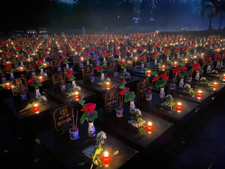 Hàng ngàn ngọn nến tri ân thắp sáng các phần mộ tại Nghĩa trang Liệt sĩ tỉnh. Ảnh: P.L Hàng ngàn ngọn nến tri ân thắp sáng các phần mộ tại Nghĩa trang Liệt sĩ tỉnh. Ảnh: P.L