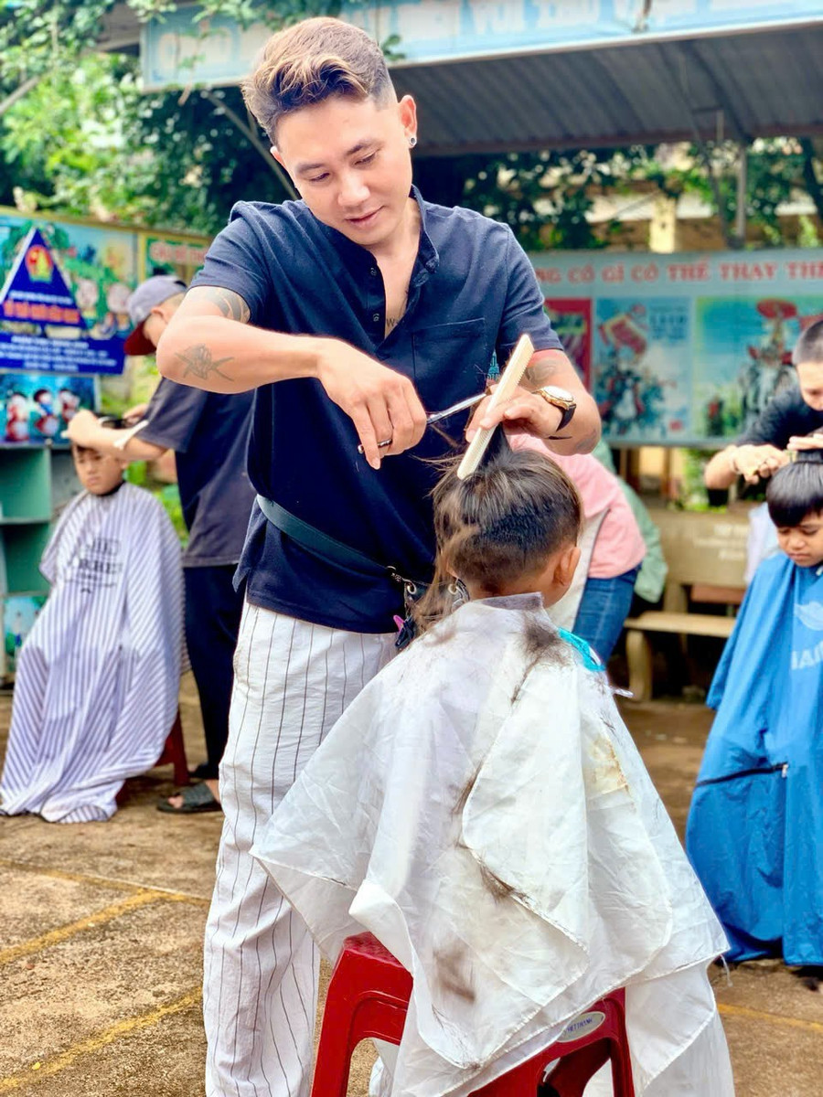 Anh Lê Xuân Sáng cắt tóc miễn phí cho trẻ em khó khăn. Ảnh: M.N