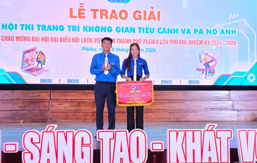 Anh Thái Giang Nam-Bí thư Thành Đoàn, Chủ tịch Hội LHTN Việt Nam TP. Pleiku khóa VII trao giải nhất Hội thi trang trí không gian tiểu cảnh và pa nô ảnh cho đại diện Cụm thi đua số 5. Ảnh: P.L Anh Thái Giang Nam-Bí thư Thành Đoàn, Chủ tịch Hội LHTN Việt Nam TP. Pleiku khóa VII trao giải nhất Hội thi trang trí không gian tiểu cảnh và pa nô ảnh cho đại diện Cụm thi đua số 5. Ảnh: P.L