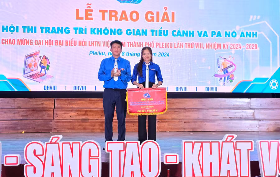 Anh Thái Giang Nam-Bí thư Thành Đoàn, Chủ tịch Hội LHTN Việt Nam TP. Pleiku khóa VII trao giải nhất Hội thi trang trí không gian tiểu cảnh và pa nô ảnh cho đại diện Cụm thi đua số 5. Ảnh: P.L