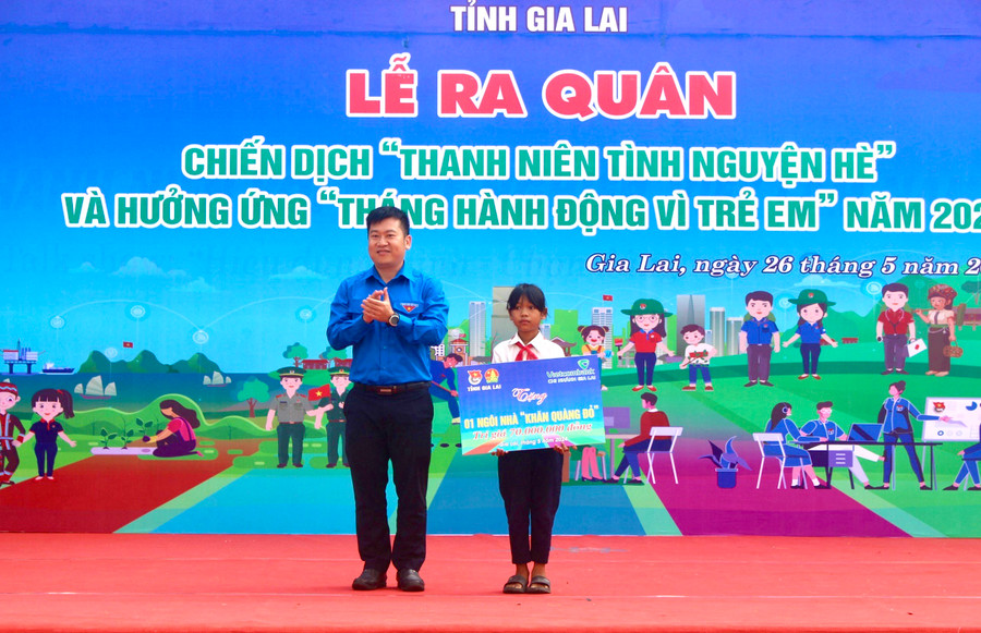 Đại diện Vietcombank chi nhánh Gia Lai trao bảng tượng trưng 1 ngôi nhà Khăn quàng đỏ cho thiếu nhi xã Ia Rtô (thị xã Ayun Pa). Ảnh: P.L Đại diện Vietcombank chi nhánh Gia Lai trao bảng tượng trưng 1 ngôi nhà Khăn quàng đỏ cho thiếu nhi xã Ia Rtô (thị xã Ayun Pa). Ảnh: P.L