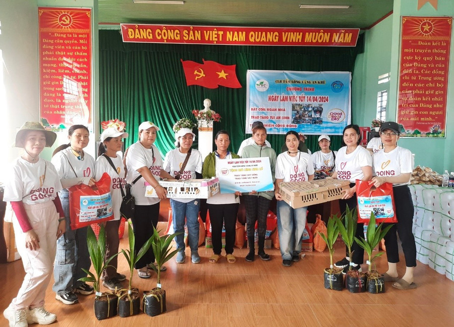 Câu lạc bộ Tấm lòng vàng An Khê tặng mô hình sinh kế cho phụ nữ xã Ya Hội (huyện Đak Pơ). Ảnh: Phan Nhung Câu lạc bộ Tấm lòng vàng An Khê tặng mô hình sinh kế cho phụ nữ xã Ya Hội (huyện Đak Pơ). Ảnh: Phan Nhung