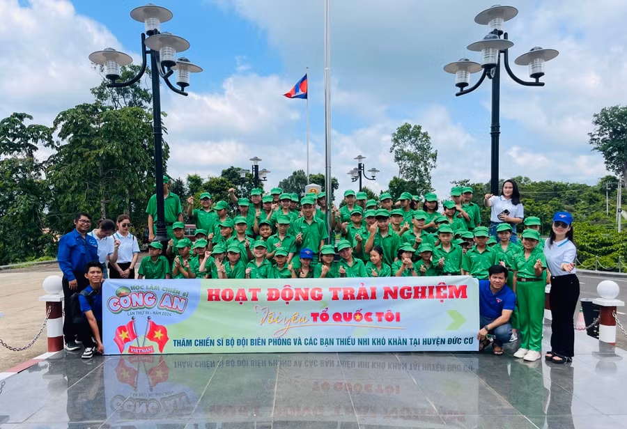 Trong chương trình Học làm chiến sĩ công an, các chiến sĩ nhí được tham gia hành trình trải nghiệm Tôi yêu Tổ quốc tôi tại Cửa khẩu Quốc tế Lệ Thanh. Ảnh: P.L