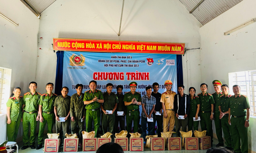 Đại diện các đơn vị thuộc Công an tỉnh Gia Lai tặng quà lực lượng công an viên xã Krong (huyện Kbang). Ảnh: Thu Hiền