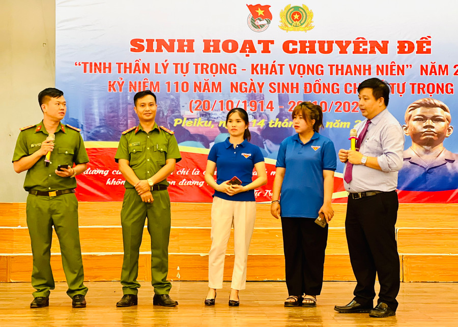 Thầy Dương Trọng Phúc (bìa phải)-Phó Hiệu trưởng Trường Đoàn Lý Tự Trọng trao đổi, giúp đoàn viên, thanh niên hiểu hơn về tấm gương Anh hùng Lý Tự Trọng. Ảnh: P.L