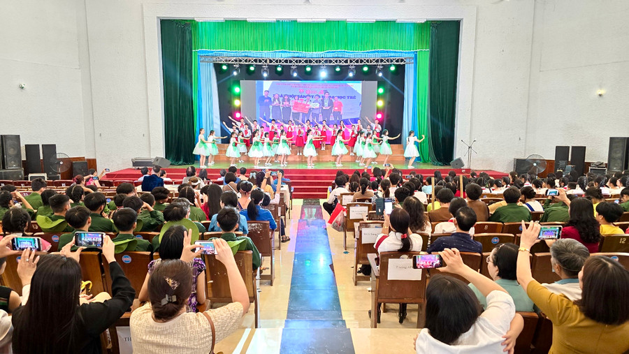 Hội thi tuyên truyền ca khúc măng non thu hút đông đảo khán giả theo dõi, cổ vũ. Ảnh: P.L Hội thi tuyên truyền ca khúc măng non thu hút đông đảo khán giả theo dõi, cổ vũ. Ảnh: P.L