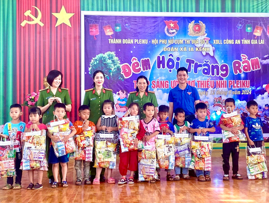 Đại diện các đơn vị tặng quà cho thiếu nhi xã Ia Kênh. Ảnh: Hồng Ngân Đại diện các đơn vị tặng quà cho thiếu nhi xã Ia Kênh. Ảnh: Hồng Ngân