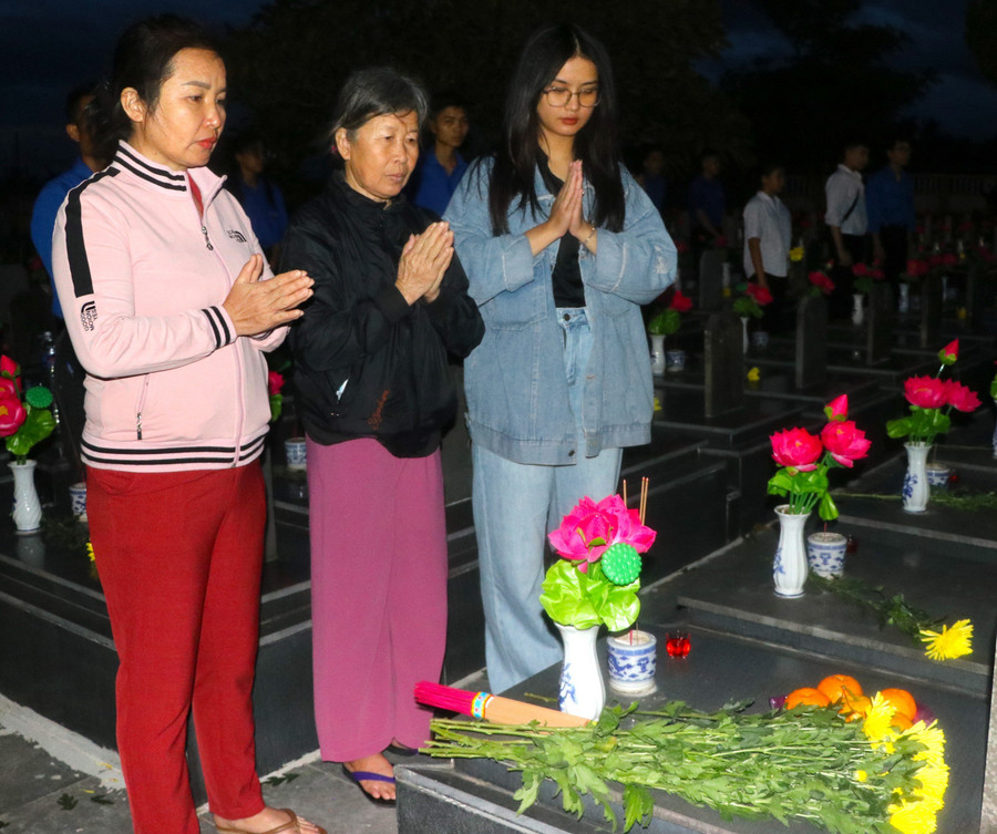 Bà Nguyễn Thị Thổ (thứ 2 từ trái sang; thôn Cửu Đạo, xã Tú An, thị xã An Khê) cùng con, cháu dâng hương hoa, trái cây lên phần mộ liệt sĩ. Ảnh: Ngọc Minh Bà Nguyễn Thị Thổ (thứ 2 từ trái sang; thôn Cửu Đạo, xã Tú An, thị xã An Khê) cùng con, cháu dâng hương hoa, trái cây lên phần mộ liệt sĩ. Ảnh: Ngọc Minh