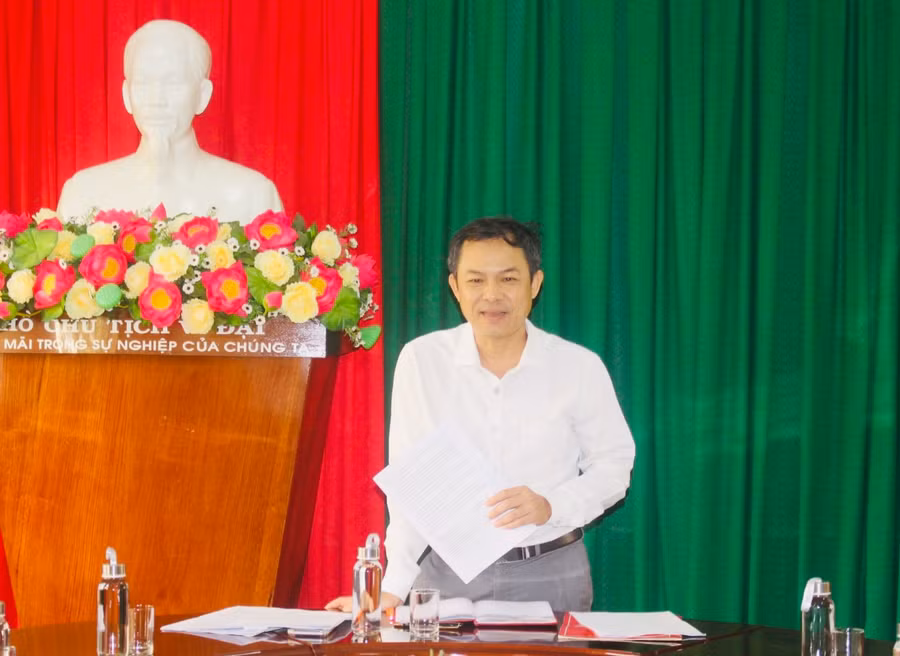 Phó Trưởng ban Tuyên giáo Tỉnh ủy Võ Hoàng Bình chủ trì hội nghị giao ban. Ảnh: P.L