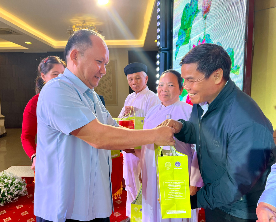 Phó Bí thư Tỉnh ủy Rah Lan Chung tặng quà các chức sắc, chức việc đại diện các tôn giáo trên địa bàn tỉnh. Ảnh: P.L Phó Bí thư Tỉnh ủy Rah Lan Chung tặng quà các chức sắc, chức việc đại diện các tôn giáo trên địa bàn tỉnh. Ảnh: P.L