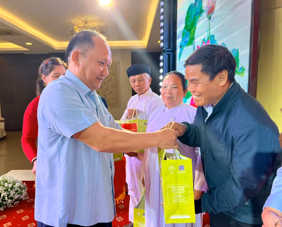 Phó Bí thư Tỉnh ủy Rah Lan Chung tặng quà các chức sắc, chức việc đại diện các tôn giáo trên địa bàn tỉnh. Ảnh: P.L