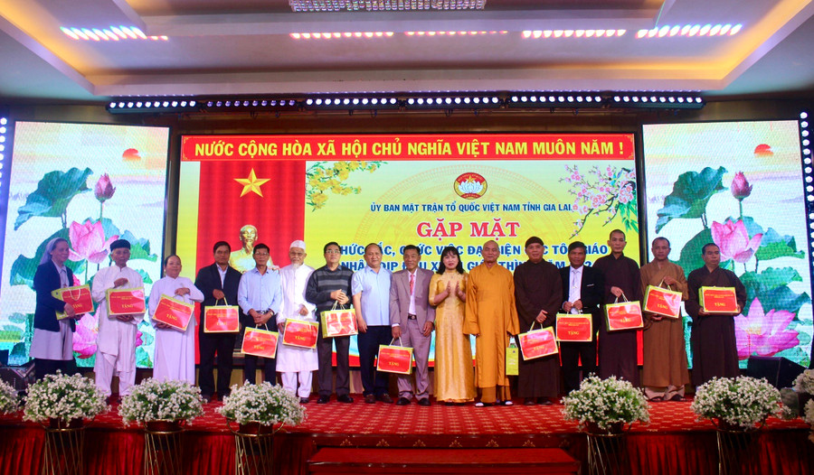 Phó Bí thư Tỉnh ủy Rah Lan Chung (thứ 8 từ trái sang) tặng quà các chức sắc, chức việc đại diện các tôn giáo tại buổi gặp mặt. Ảnh: P.L Phó Bí thư Tỉnh ủy Rah Lan Chung (thứ 8 từ trái sang) tặng quà các chức sắc, chức việc đại diện các tôn giáo tại buổi gặp mặt. Ảnh: P.L