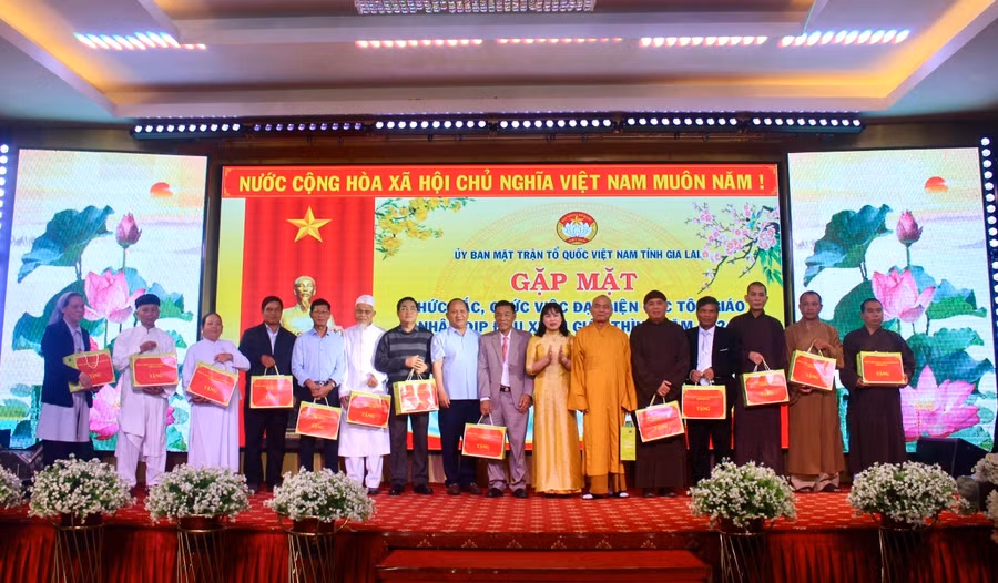 Phó Bí thư Tỉnh ủy Rah Lan Chung (thứ 8 từ trái sang) tặng quà các chức sắc, chức việc đại diện các tôn giáo tại buổi gặp mặt. Ảnh: P.L