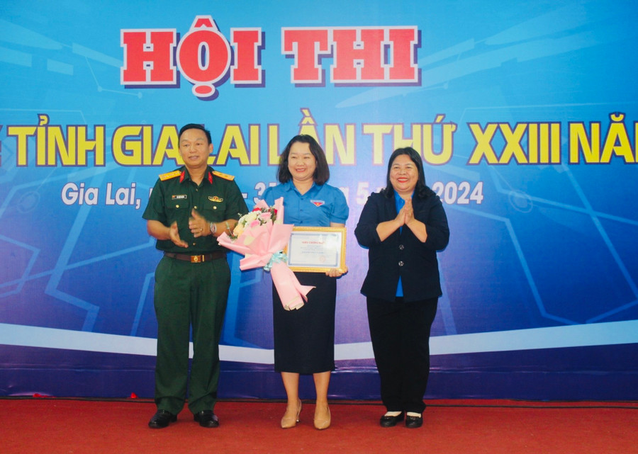 Ban tổ chức trao giải nhất toàn đoàn cho đơn vị TP. Pleiku. Ảnh: P.L Ban tổ chức trao giải nhất toàn đoàn cho đơn vị TP. Pleiku. Ảnh: P.L