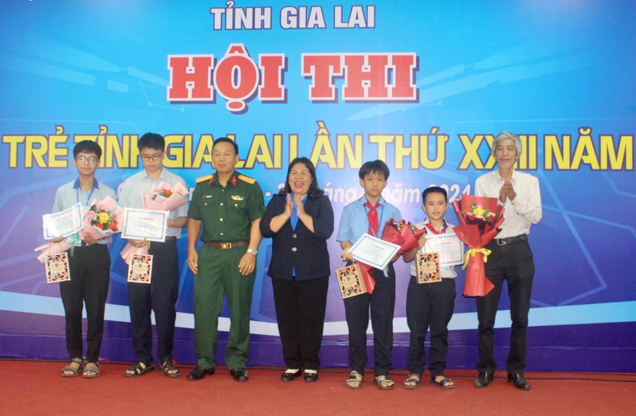 Ban tổ chức trao giải nhất cho các thí sinh đạt giải. Ảnh: P.L Ban tổ chức trao giải nhất cho các thí sinh đạt giải. Ảnh: P.L