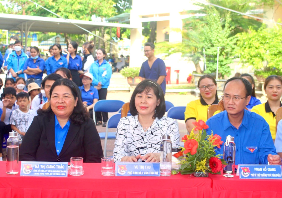 Các đại biểu tham dự lễ ra quân chiến dịch. Ảnh: P.L Các đại biểu tham dự lễ ra quân chiến dịch. Ảnh: P.L