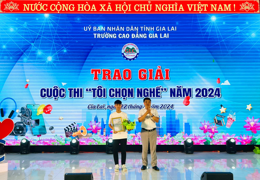 Hiệu trưởng Trường Cao đẳng Gia Lai Phạm Văn Điều (bìa phải) trao giải nhất thể loại video clip của cuộc thi "Tôi chọn nghề" cho sinh viên Phạm Vũ Xuân Hoàng. Hiệu trưởng Trường Cao đẳng Gia Lai Phạm Văn Điều (bìa phải) trao giải nhất thể loại video clip của cuộc thi "Tôi chọn nghề" cho sinh viên Phạm Vũ Xuân Hoàng.