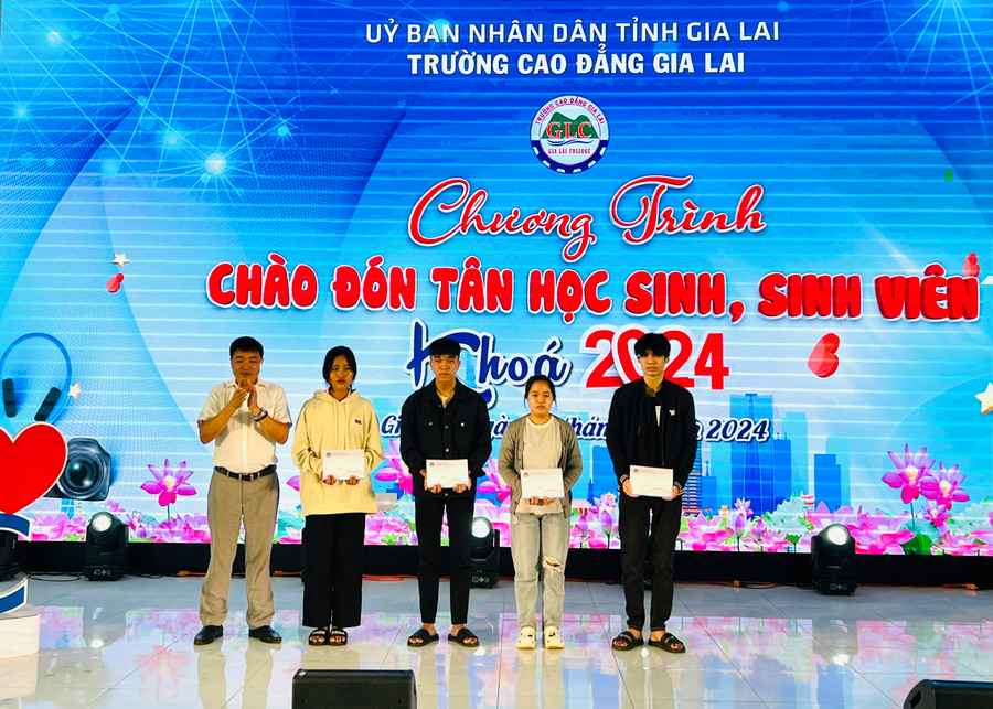 Hiệu trưởng Trường Cao đẳng Gia Lai Phạm Văn Điều (bìa trái) trao học bổng cho các tân học sinh, sinh viên có điểm xét tuyển đầu vào cao. Ảnh: M.N Hiệu trưởng Trường Cao đẳng Gia Lai Phạm Văn Điều (bìa trái) trao học bổng cho các tân học sinh, sinh viên có điểm xét tuyển đầu vào cao. Ảnh: M.N