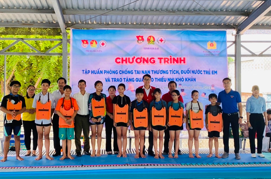 Tỉnh Đoàn, Hội đồng Đội tỉnh, Hội Chữ thập đỏ tỉnh phối hợp tặng phao bơi cho thiếu nhi ở thị xã Ayun Pa. Ảnh: P.L Tỉnh Đoàn, Hội đồng Đội tỉnh, Hội Chữ thập đỏ tỉnh phối hợp tặng phao bơi cho thiếu nhi ở thị xã Ayun Pa. Ảnh: P.L