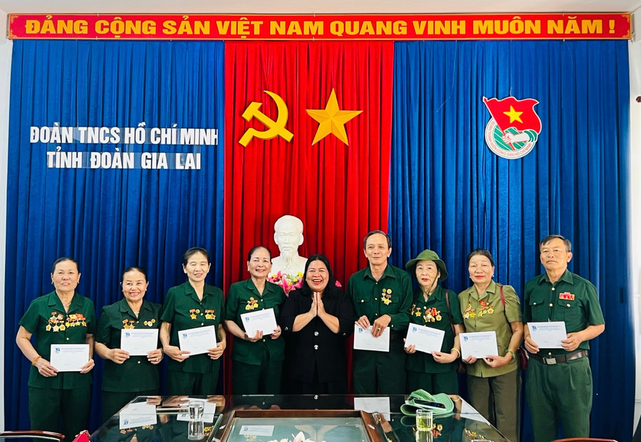 Bí thư Tỉnh Đoàn Hà Thị Giang Thảo (ở giữa) tặng quà các cựu TNXP tham gia "Hành trình trên cung đường huyền thoại". Ảnh: P.L Bí thư Tỉnh Đoàn Hà Thị Giang Thảo (ở giữa) tặng quà các cựu TNXP tham gia "Hành trình trên cung đường huyền thoại". Ảnh: P.L